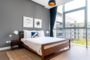 1 dormitorio, tabla de planchar con plancha, wifi y ropa de cama