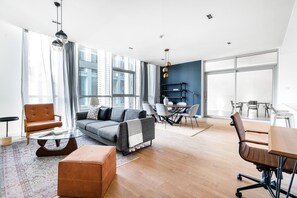 Una televisión, un reproductor estéreo