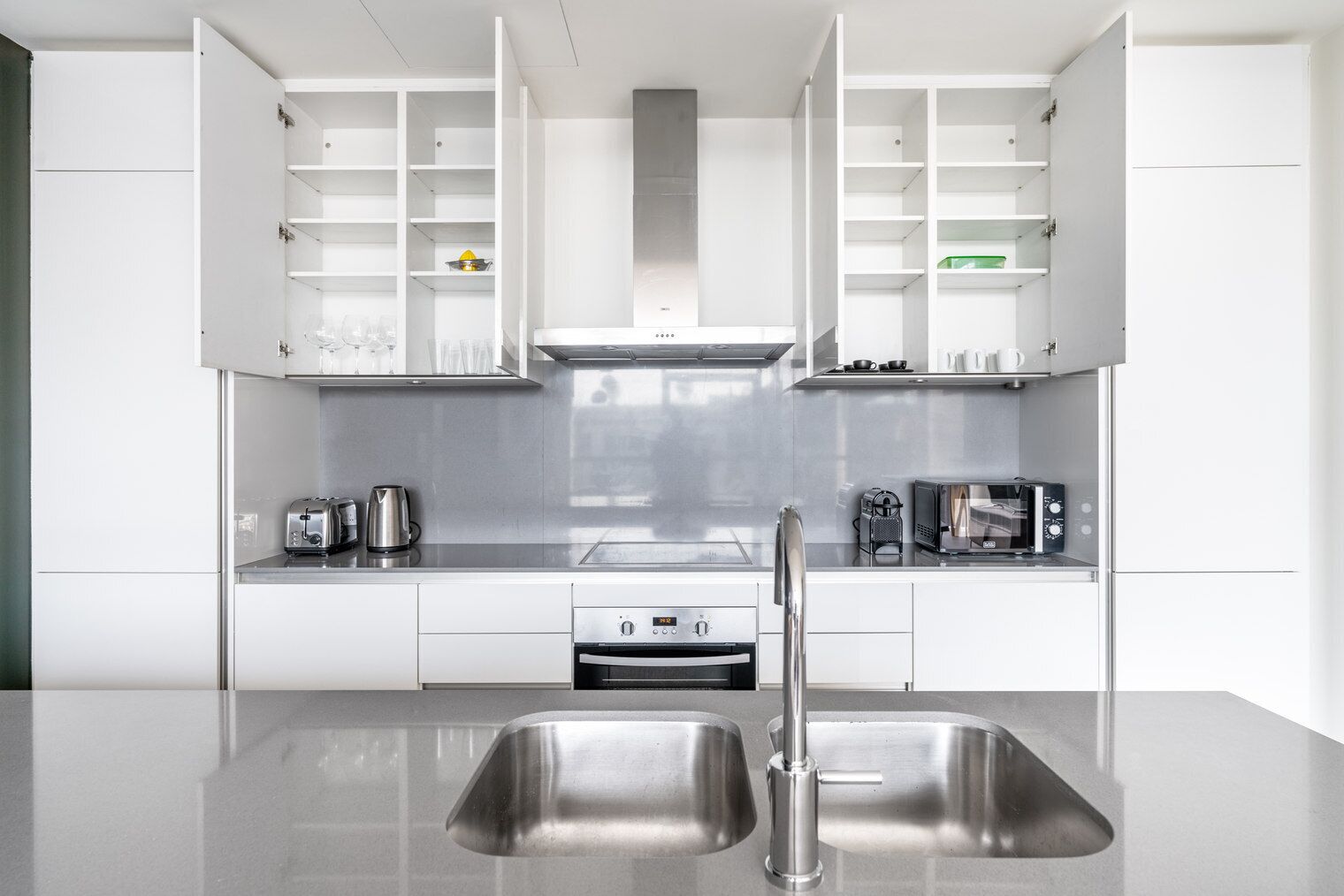 Kjøleskap, mikrobølgeovn, ovn og kokeplater