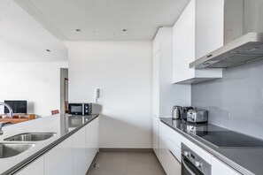 Jääkaappi, mikroaaltouuni, uuni, liesi