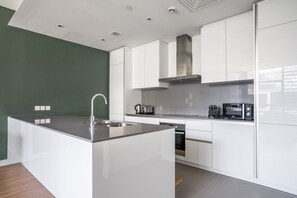 Kjøleskap, mikrobølgeovn, ovn og kokeplater