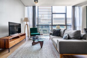 Una televisión, un reproductor estéreo