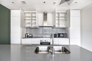 Kjøleskap, mikrobølgeovn, ovn og kokeplater