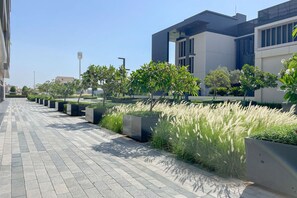 Property grounds - Blueground | City Walk, pool, nr Dubai Fountain (Dubai)