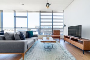 Una televisión, un reproductor estéreo