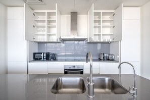 Kjøleskap, mikrobølgeovn, ovn og kokeplater