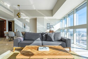 TV, stereo - Blueground | Trade Centre 1, pool, nr Dubai Mall (Dubai)