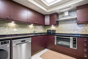 Kjøleskap, mikrobølgeovn, ovn og kokeplater