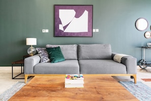 TV, stereo - Blueground | Trade Centre 1, pool, nr Dubai Mall (Dubai)