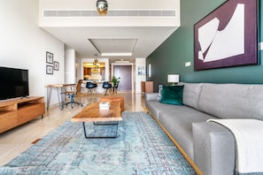 TV, stereo - Blueground | Trade Centre 1, pool, nr Dubai Mall (Dubai)