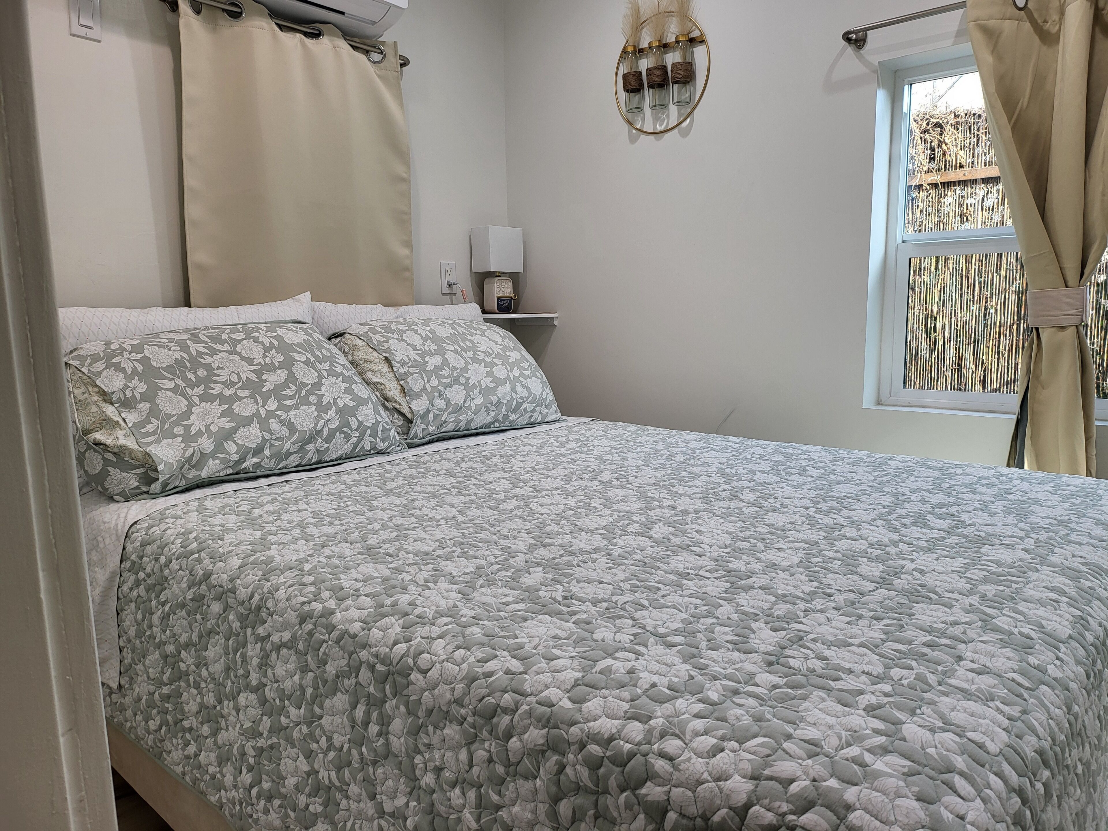 1 slaapkamer, een strijkplank/strijkijzer, gratis wifi, beddengoed