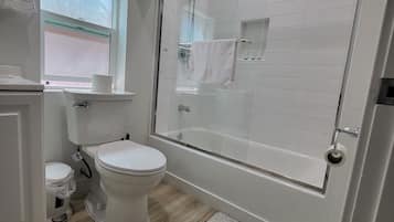 Sèche-cheveux, serviettes fournies, savon, shampoing
