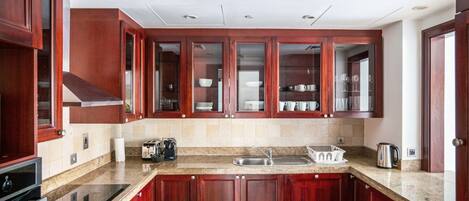 Een koelkast, een microgolfoven, een oven, een kookplaat