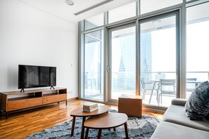 TV, stereo - Blueground | DIFC, pool, nr Dubai Mall (Dubai)