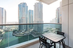 Outdoor dining - Blueground | JLT Cluster K, pool, nr Marina (Dubai)