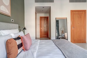 Iron/ironing board, WiFi, bed sheets - Blueground | The Views, pool, nr City Park (Dubai)