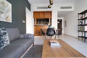 TV, stereo - Blueground | The Views, pool, nr City Park (Dubai)