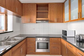 Fridge, microwave, oven, stovetop - Blueground | The Views, pool, nr City Park (Dubai)