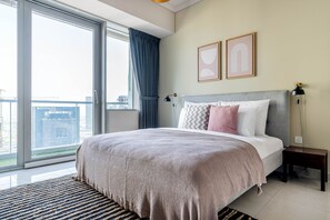 Een strijkplank/strijkijzer, wifi, beddengoed