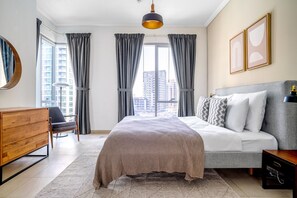 Een strijkplank/strijkijzer, wifi, beddengoed