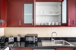 Kjøleskap, mikrobølgeovn, ovn og kokeplater