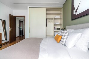 Iron/ironing board, WiFi, bed sheets - Blueground | DIFC, pool, nr Dubai Opera (Dubai)