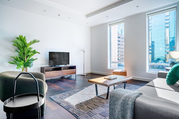 TV, stereo - Blueground | DIFC, pool, nr Dubai Aquarium (Dubai)