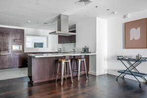 Fridge, microwave, oven, stovetop - Blueground | DIFC, pool, nr Dubai Aquarium (Dubai)