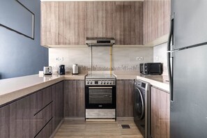 Kjøleskap, mikrobølgeovn, ovn og kokeplater