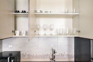 Kjøleskap, mikrobølgeovn, ovn og kokeplater