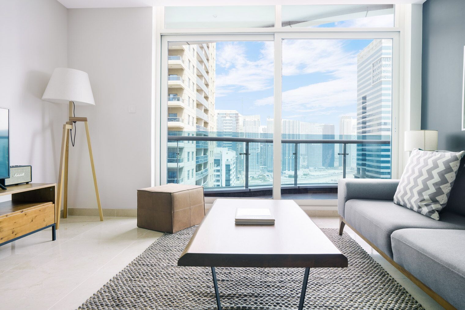 Una televisión, un reproductor estéreo