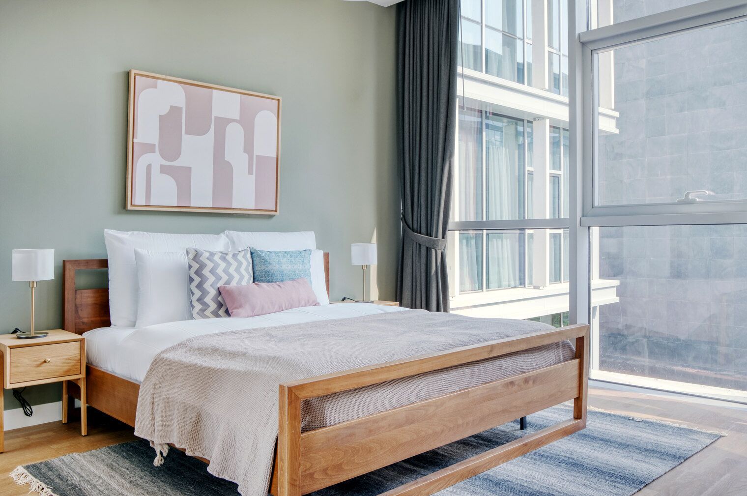 Een strijkplank/strijkijzer, wifi, beddengoed