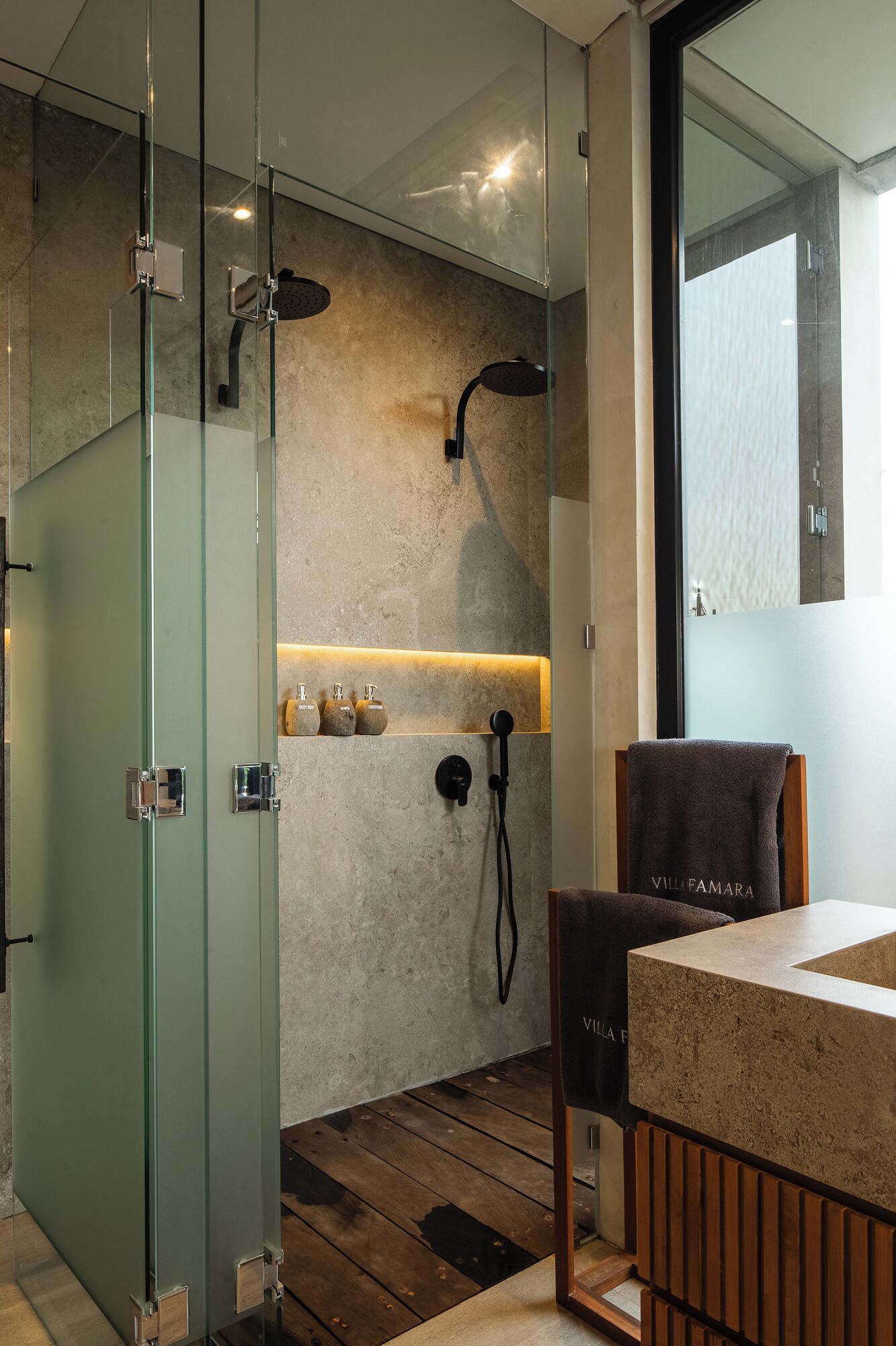 Artículos de tocador gratuitos, secador de pelo, bidet, toallas