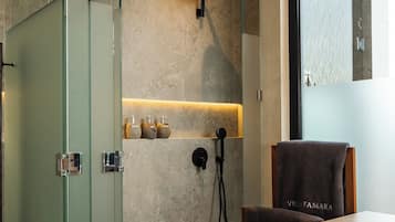 Artículos de tocador gratuitos, secador de pelo, bidet, toallas