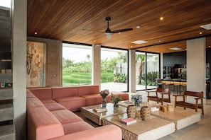 Four Bedroom Villa with Private Pool | 거실 공간 | 평면 TV