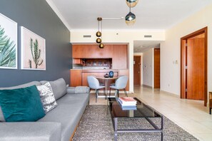 TV, stereo - Blueground | The Views, pool, nr Central Park (Dubai)