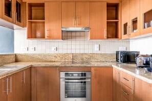 Fridge, microwave, oven, stovetop - Blueground | The Views, pool, nr Central Park (Dubai)