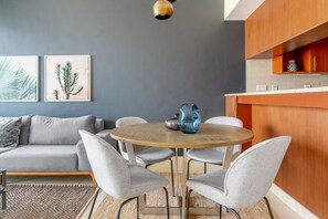 Dining - Blueground | The Views, pool, nr Central Park (Dubai)