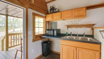 Réfrigérateur, micro-ondes, cafetière/bouilloire, grille-pain