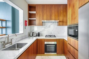 Kjøleskap, mikrobølgeovn, ovn og kokeplater