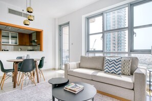 TV, stereo - Blueground | Downtown Dubai, pool, nr Burj Khalifa (Dubai)