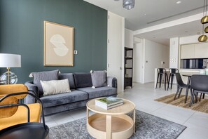 TV, stereo - Blueground | DIFC, indoor pool, nr Burj Khalifa (Dubai)