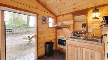 Réfrigérateur, four à micro-ondes, cafetière-théière, grille-pain