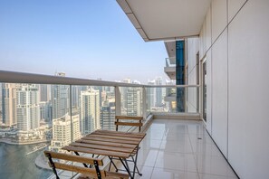 Outdoor dining - Blueground | Dubai Marina, pool, nr Marina (Dubai)