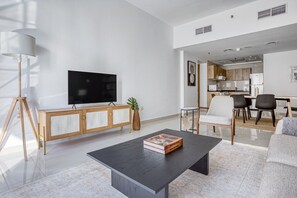 TV, stereo - Blueground | Dubai Marina, pool, nr Marina (Dubai)