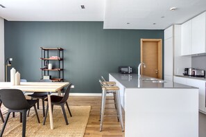 Réfrigérateur, four à micro-ondes, un four, surface de cuisson