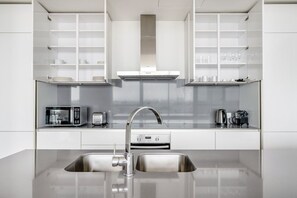 Kühlschrank, Mikrowelle, Ofen, Herdplatte