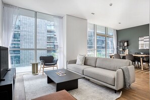 Una televisión, un reproductor estéreo