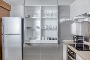 Kühlschrank, Mikrowelle, Ofen, Herdplatte