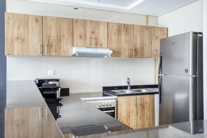 Kjøleskap, mikrobølgeovn, ovn og kokeplater